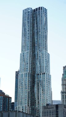 Sonbaharda arka planda renkli sonbahar ağaçları ve binaları olan güzel New York şehri manzarası