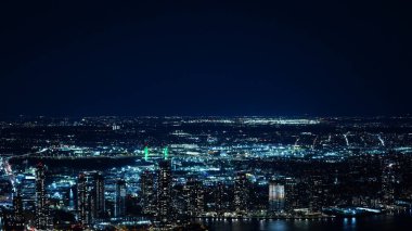 Geceleri gökdelenlerin ışıkları açık olan New York şehri gece manzarası.