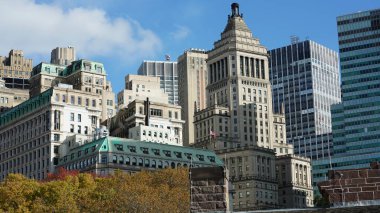 Sonbaharda arka planda renkli sonbahar ağaçları ve binaları olan güzel New York şehri manzarası