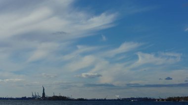 Güneşli bir günde beyaz bulutlu mavi gökyüzü manzarası