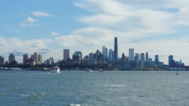 Güneşli bir günde feribottan New York Manhattan manzarası