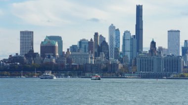 Güneşli bir günde feribottan New York Manhattan manzarası