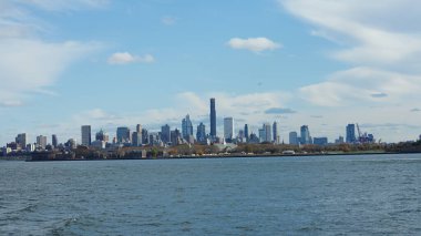 Güneşli bir günde feribottan New York Manhattan manzarası
