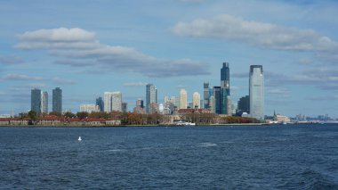 Güneşli bir günde feribottan New York Manhattan manzarası