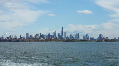 Güneşli bir günde feribottan New York Manhattan manzarası