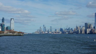 Güneşli bir günde feribottan New York Manhattan manzarası