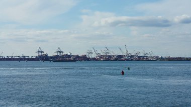 Güneşli bir günde feribottan New York Manhattan manzarası