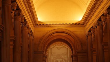 Müzedeki antik sanat sergisi.