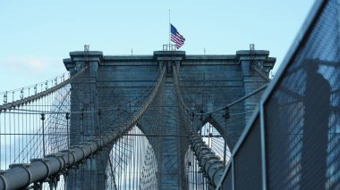 Brooklyn Köprüsü manzarası yüz yıl önce New York 'ta inşa edildi.