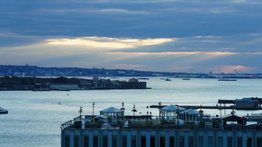 Brooklyn Köprüsü manzarası yüz yıl önce New York 'ta inşa edildi.