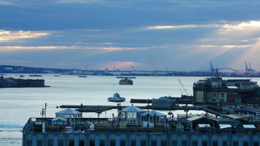 Brooklyn Köprüsü manzarası yüz yıl önce New York 'ta inşa edildi.