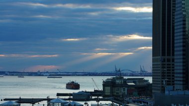 Brooklyn Köprüsü manzarası yüz yıl önce New York 'ta inşa edildi.