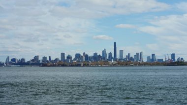 Güneşli bir günde feribottan New York Manhattan manzarası