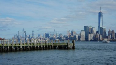 Güneşli bir günde feribottan New York Manhattan manzarası