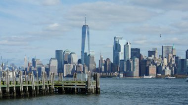 Güneşli bir günde feribottan New York Manhattan manzarası