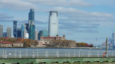 Güneşli bir günde feribottan New York Manhattan manzarası