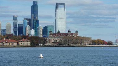 Güneşli bir günde feribottan New York Manhattan manzarası