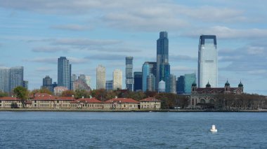 Güneşli bir günde feribottan New York Manhattan manzarası