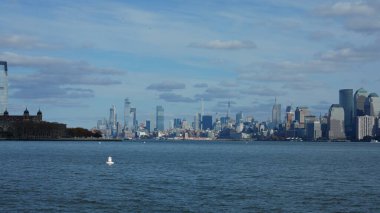 Güneşli bir günde feribottan New York Manhattan manzarası