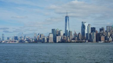 Güneşli bir günde feribottan New York Manhattan manzarası