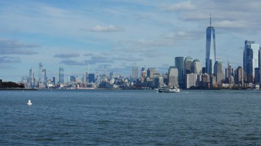 Güneşli bir günde feribottan New York Manhattan manzarası