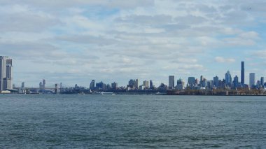 Güneşli bir günde feribottan New York Manhattan manzarası