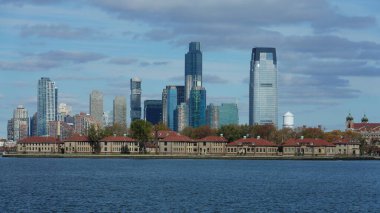 Güneşli bir günde feribottan New York Manhattan manzarası