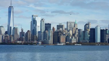 Güneşli bir günde feribottan New York Manhattan manzarası