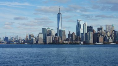 Güneşli bir günde feribottan New York Manhattan manzarası