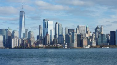 Güneşli bir günde feribottan New York Manhattan manzarası