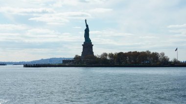 ABD 'de New York' un Manhattan yakınlarındaki okyanus körfezi manzarası.