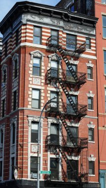 Arka planda gökdelenler ve eski binalar olan New York şehri manzarası.