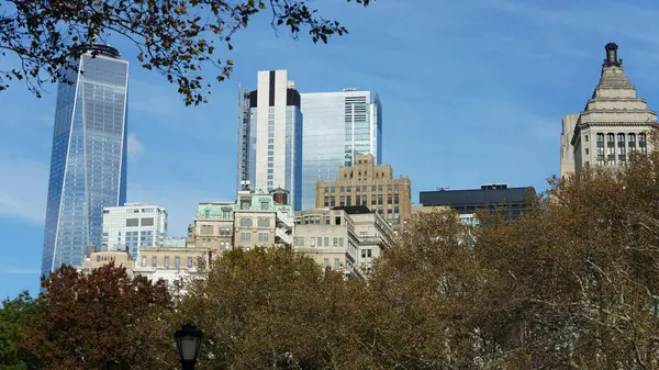 Sonbaharda arka planda renkli sonbahar ağaçları ve binaları olan güzel New York şehri manzarası