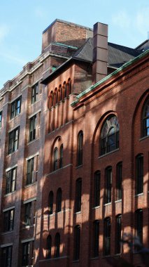 Arka planda gökdelenler ve eski binalar olan New York şehri manzarası.