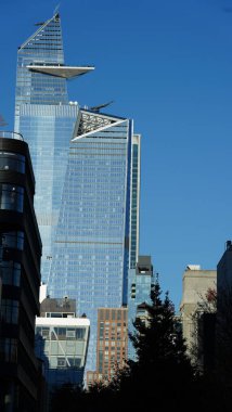 Arka planda gökdelenler ve eski binalar olan New York şehri manzarası.