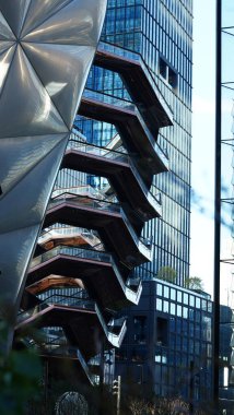 Arka planda gökdelenler ve eski binalar olan New York şehri manzarası.