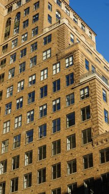 Arka planda gökdelenler ve eski binalar olan New York şehri manzarası.