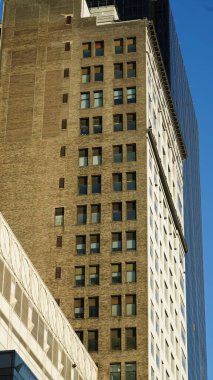 Arka planda gökdelenler ve eski binalar olan New York şehri manzarası.