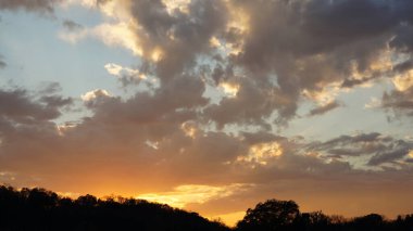 Güzel gün batımı manzarası. Arkaplan renkli bulutlar.