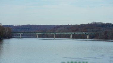 Delaware Nehri 'ni geçen eski bir demir köprü. Sonbaharda iki eski kasaba arasında.