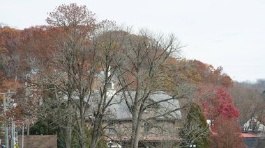 Amerika 'da renkli sonbahar yaprakları ve eski binaları olan güzel küçük kasaba manzarası.