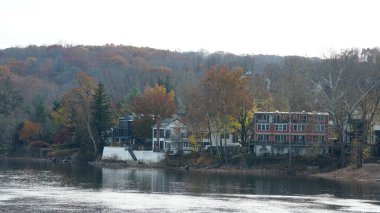 Amerika 'da renkli sonbahar yaprakları ve eski binaları olan güzel küçük kasaba manzarası.