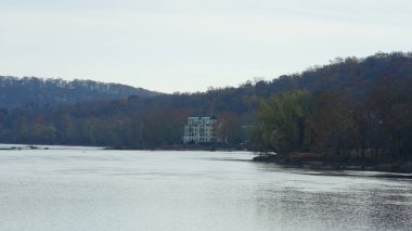 Sonbaharda akan nehrin yanında olduğu doğal parkın renkli orman manzarası