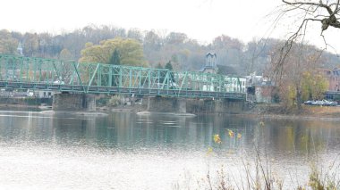 Delaware Nehri 'ni geçen eski bir demir köprü. Sonbaharda iki eski kasaba arasında.
