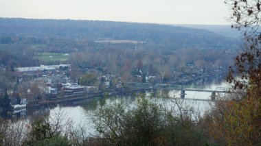 Delaware Nehri 'ni geçen eski bir demir köprü. Sonbaharda iki eski kasaba arasında.