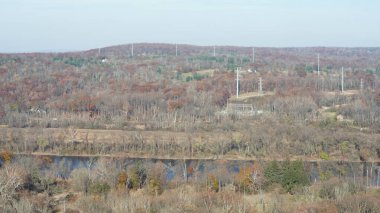 Sonbaharda akan nehrin yanında olduğu doğal parkın renkli orman manzarası