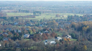 Sonbaharda doğal parkın renkli orman manzarası