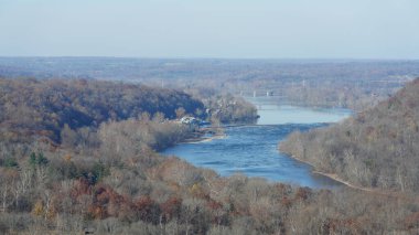 Sonbaharda akan nehrin yanında olduğu doğal parkın renkli orman manzarası