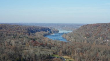 Sonbaharda akan nehrin yanında olduğu doğal parkın renkli orman manzarası
