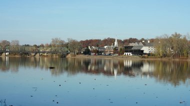 Delaware Nehri 'ni geçen eski bir demir köprü. Sonbaharda iki eski kasaba arasında.